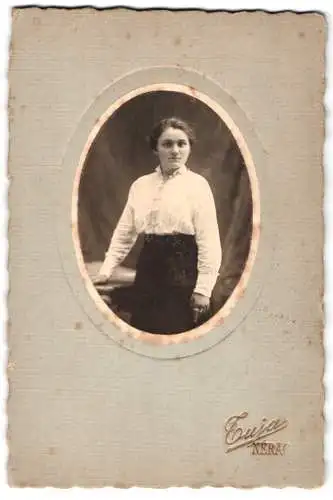 Fotografie Tuja, Nérac, Porträt einer Dame in eleganter Kleidung