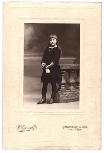Fotografie E. Corréard, Voiron, Avenue Duguesy Jouvin, Mädchen mit Rose