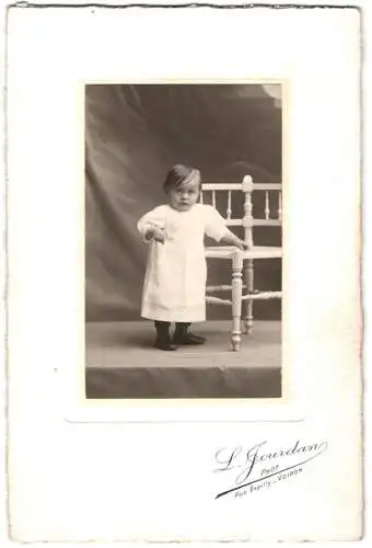 Fotografie L. Jourdan, Voiron, Rue Expilly, Kind mit Stuhl