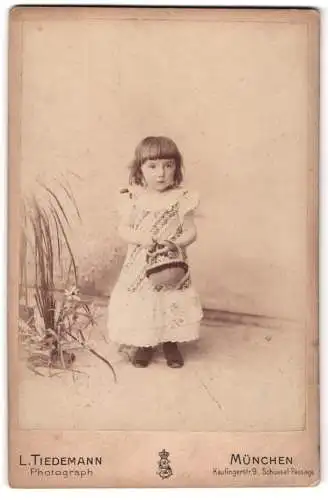 Fotografie L. Tiedemann, München, Kaufingerstr. 9, Mädchen mit Korb