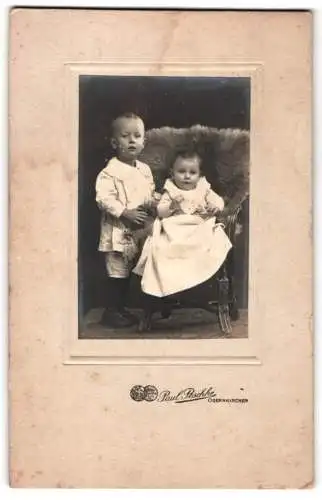 Fotografie Paul Peschke, Obernkirchen, Zwei kleine Kinder in heller Kleidung