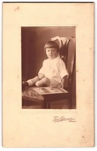Fotografie Karl Eickmann, Peine, Junge auf Stuhl mit Buch 1924