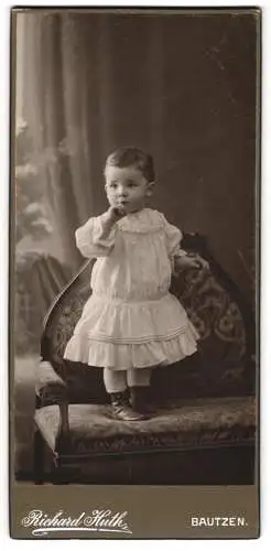 Fotografie Richard Huth, Bautzen, Kind in weissem Kleid auf Stuhl