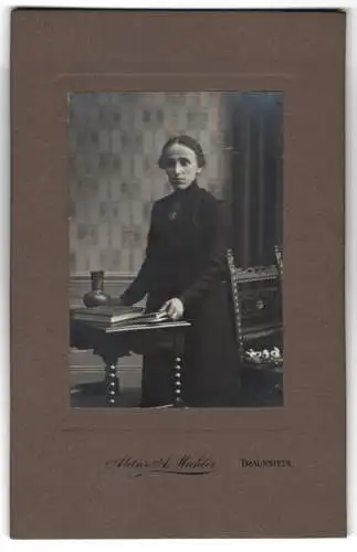 Fotografie Atelier A. Michler, Traunstein, Frau mit Tisch und Vase