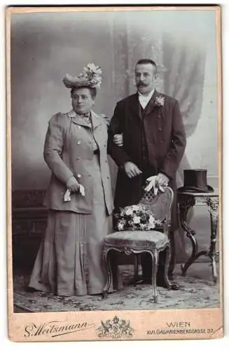Fotografie S. Weitzmann, Wien, Galvarienberggasse 37, Elegantes Paarporträt mit Blumenstrauss