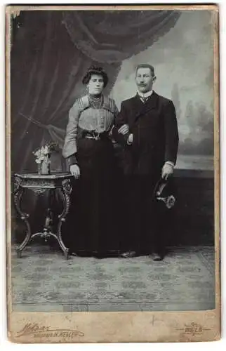 Fotografie F. Molnár, Wels, Westbahnstr. 10, Paar im klassischen Studioambiente