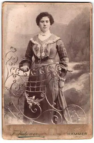 Fotografie F. Kahowez, Kammer, Attersee, Frau mit aufwendigem Kleid
