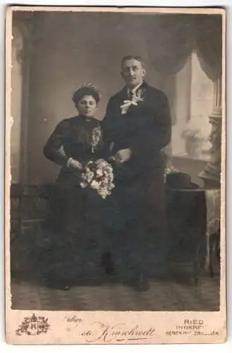 Fotografie Arnold Hirnschrodt, Ried, Innkreis, Porträt eines Paares mit Blumenstrauss