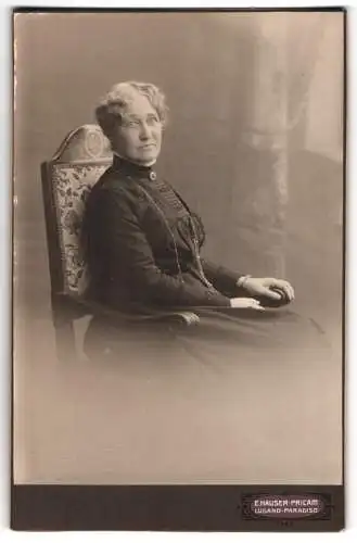 Fotografie E. Hauser-Pricam, Lugano-Paradiso, Frau sitzt auf einem Stuhl
