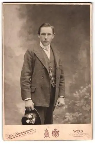 Fotografie Rob. Biedermann, Wels, Volksgarten, Eleganter junger Mann mit Hut