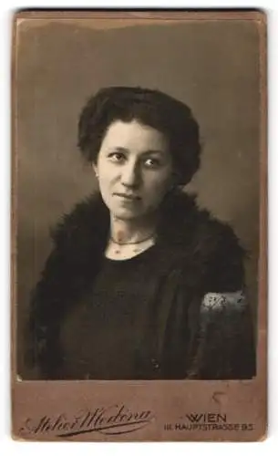 Fotografie Atelier Medina, Wien, Hauptstrasse 95, Porträt einer Frau mit Pelzkragen