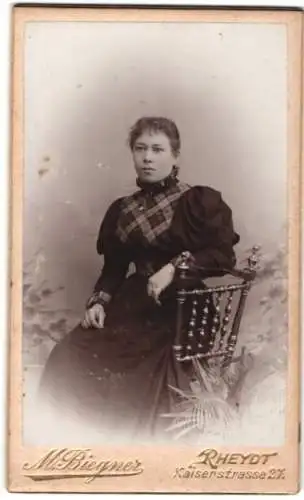 Fotografie M. Biegner, Rheydt, Kaiserstrasse 27, Frau im karierten Kleid auf Stuhl