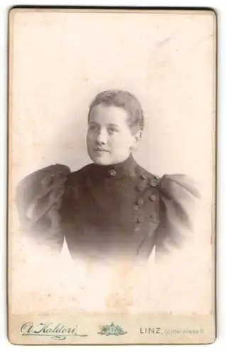 Fotografie A. Kaldori, Linz, Spittelwiese 5, Porträt einer Frau mit elegantem Kleid
