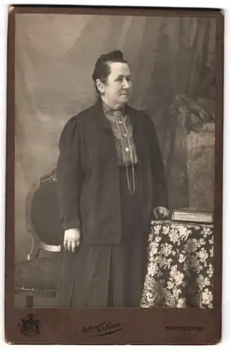 Fotografie Anton Ebner, Mattighofen, Postgasse 117, Dame im eleganten Kleid