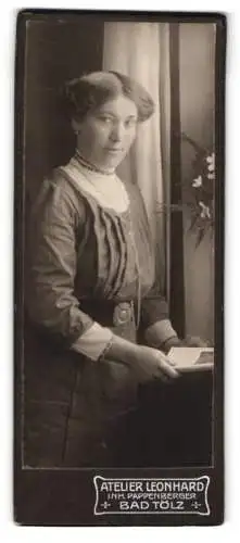 Fotografie Atelier Leonhard, Bad Tölz, Porträt einer Dame mit Buch