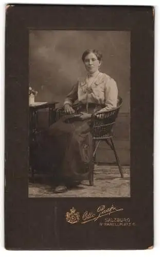 Fotografie Otto Paap, Salzburg, Mirabellplatz 6, Sitzende Frau mit Buch