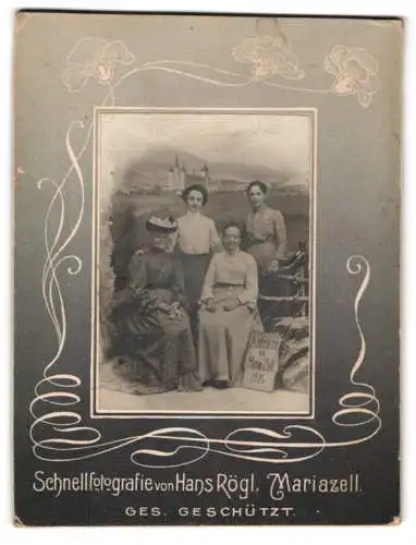 Fotografie Hans Rögl, Mariazell, Vier Damen vor einer Studiokulisse 1905