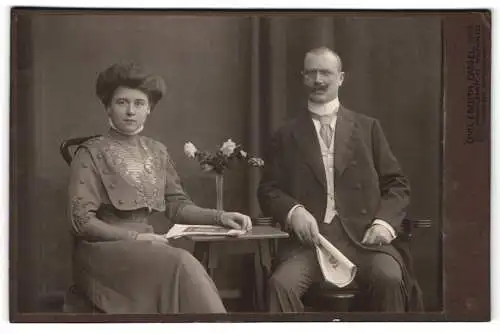 Fotografie Carl Eberth, Cassel, Kurfürstenstrasse 43, Elegantes Paar im Studio