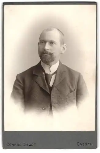 Fotografie Conrad Seldt, Cassel, Untere Karlstrasse 1, Porträt eines Mannes mit Bart