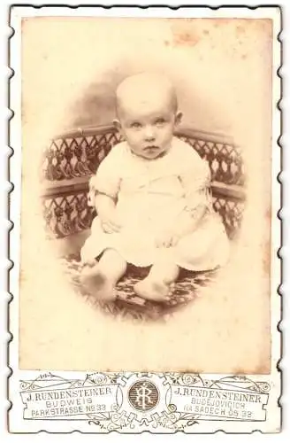Fotografie J. Rundensteiner, Budweis, Parkstrasse 33, Kleinkind in hellem Kleid