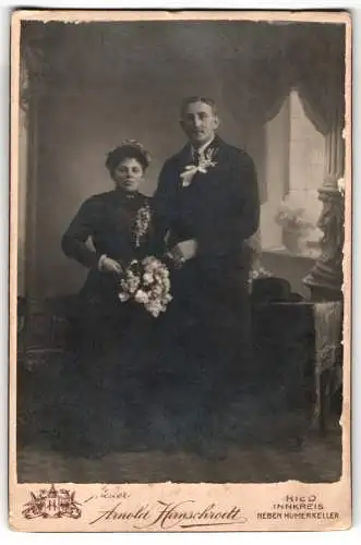 Fotografie Arnold Hirnschrodt, Ried, Hochzeitspaar mit Blumenstrauss