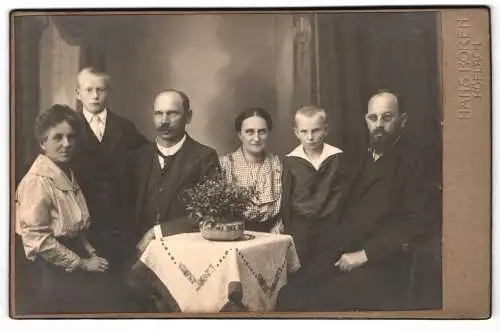 Fotografie Hans Koren, Köflach, Familienporträt mit Tisch