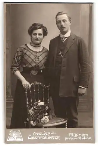 Fotografie Atelier Oberpollinger, München, Neuhauser Str. 44, Paar mit Blumenstrauss
