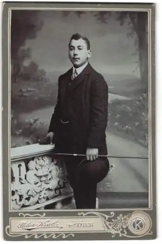 Fotografie Alfred Kral, Wien, Gumpendorferstr. 83, Eleganter Herr mit Spazierstock