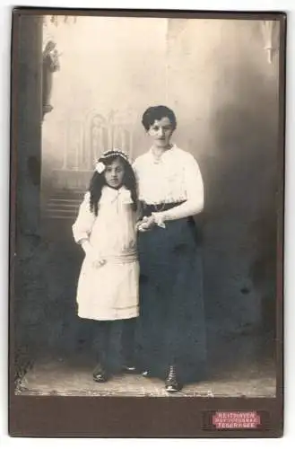Fotografie J. Reitmayer, Tegernsee, Hauptstrasse 13, Mutter mit Kind vor kirchlichem Hintergrund
