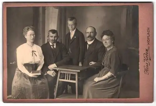 Fotografie Hans Koren, Köflach, Familie um einen Tisch versammelt 1922