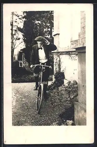 Foto-AK Junger Mann auf Fahrrad mit Karbidlampe