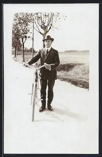 Foto-AK Fahrrad wird von Mann geschoben