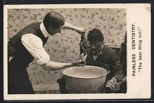 AK Zahnarzt zeigt dem Patienten einen riesigen Zahn