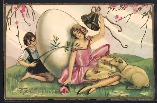 AK Junges Paar lagert neben einem grossem Ei auf einer Wiese, Lamm, Glocken, Ostergruss, Art Deco