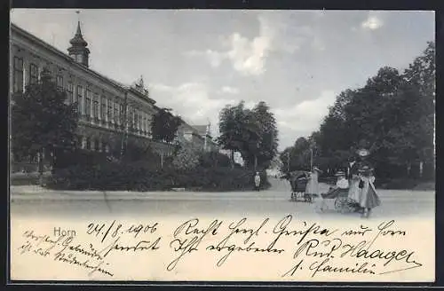AK Horn, Strassenpartie mit Passanten