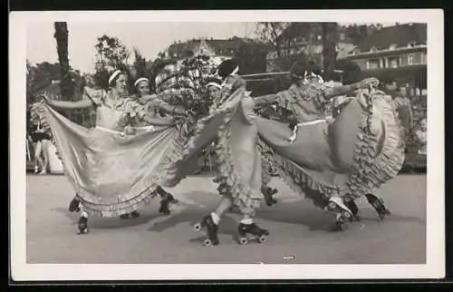 Foto-AK Frauen in Kleidern beim Rollschuhfahren