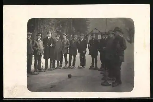 Foto-AK Männergruppe auf Eisfläche beim Curling