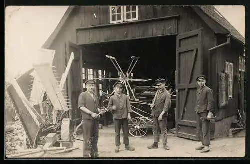 Foto-AK Handwerker und Monteure mit Werkzeugen vor Werkstatt, landwirtschaftliches Gerät