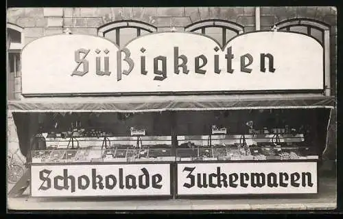 Foto-AK Süssigkeiten-Geschäft mit Auslage an Schokolade und Zuckerwaren