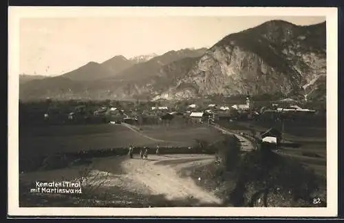 AK Kematen i. Tirol, Ortsansicht mit Landstrasse und Martinswand
