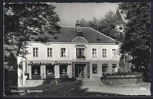 AK Schrems /N.-Oe., Sparkasse mit Brunnen