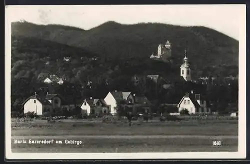 AK Maria Enzersdorf am Gebirge, Ortsansicht mit Bergrücken