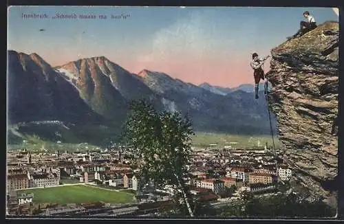 AK Innsbruck, Bergsteiger mit Stadt im Hintergrund