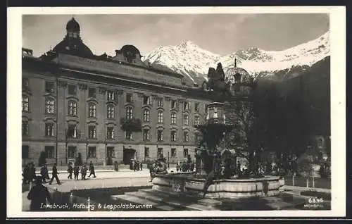 AK Innsbruck, Hofburg und Leopoldsbrunnen mit Alpen