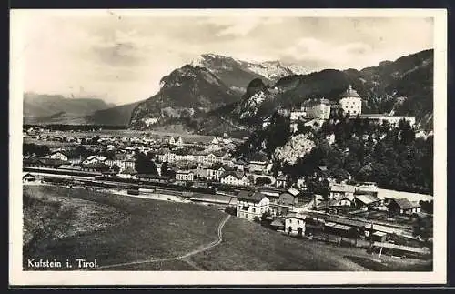 AK Kufstein i. Tirol, Ortsansicht mit Bahnhof und Bergen