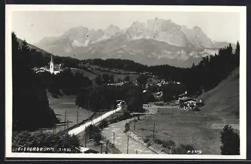 AK Fieberbrunn /Tirol, Blick auf den Ort mit Berggruppe