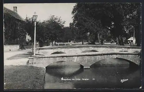 AK Bourton-on-the-Water, Uferpartie mit Brücke