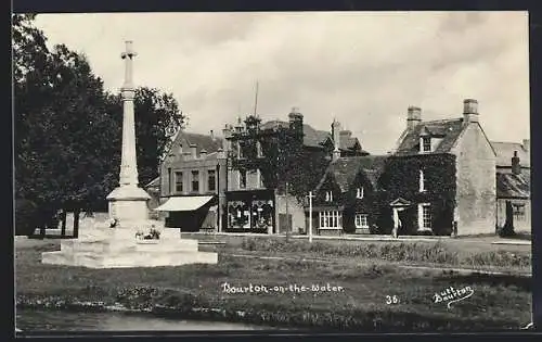 AK Bourton-on-the-Water, Strassenpartie mit Denkmal