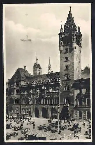 AK Basel, Strassenpartie am Rathaus mit Markt