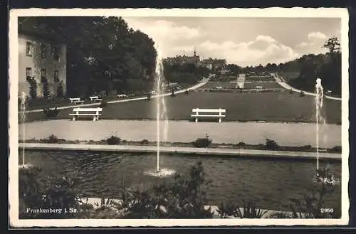 AK Frankenberg i. Sa., Parkanlage mit Springbrunnen und Schloss im Hintergrund